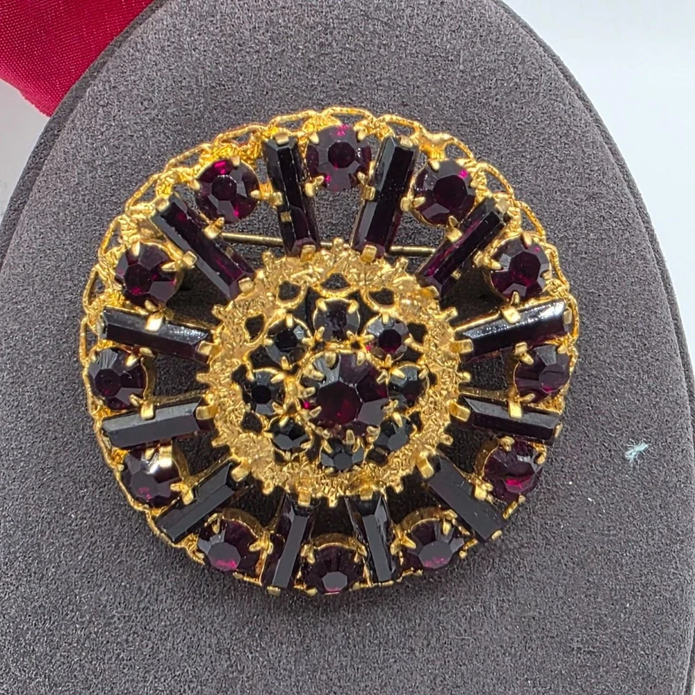 Vintage Gold Tone Round Brooch Garnet Red Rhinestone Sunburst‎ Style Pin Jewelry